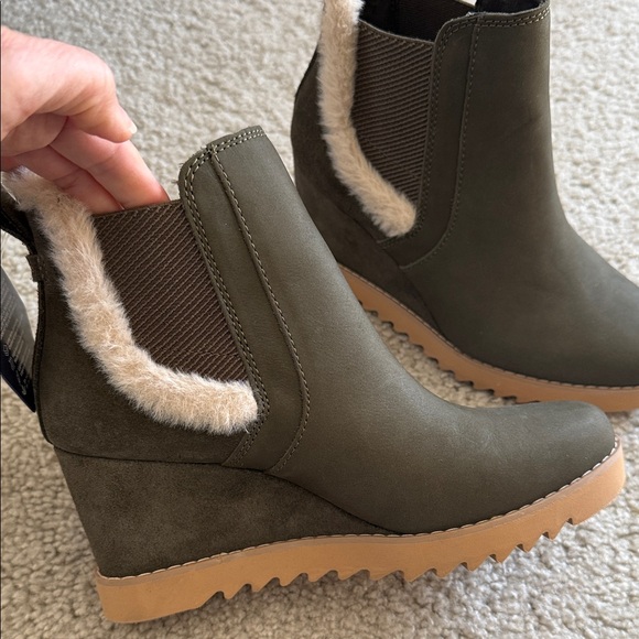 Toms Dark Green Ankle Booties with Faux Fur - Picture 6 of 9